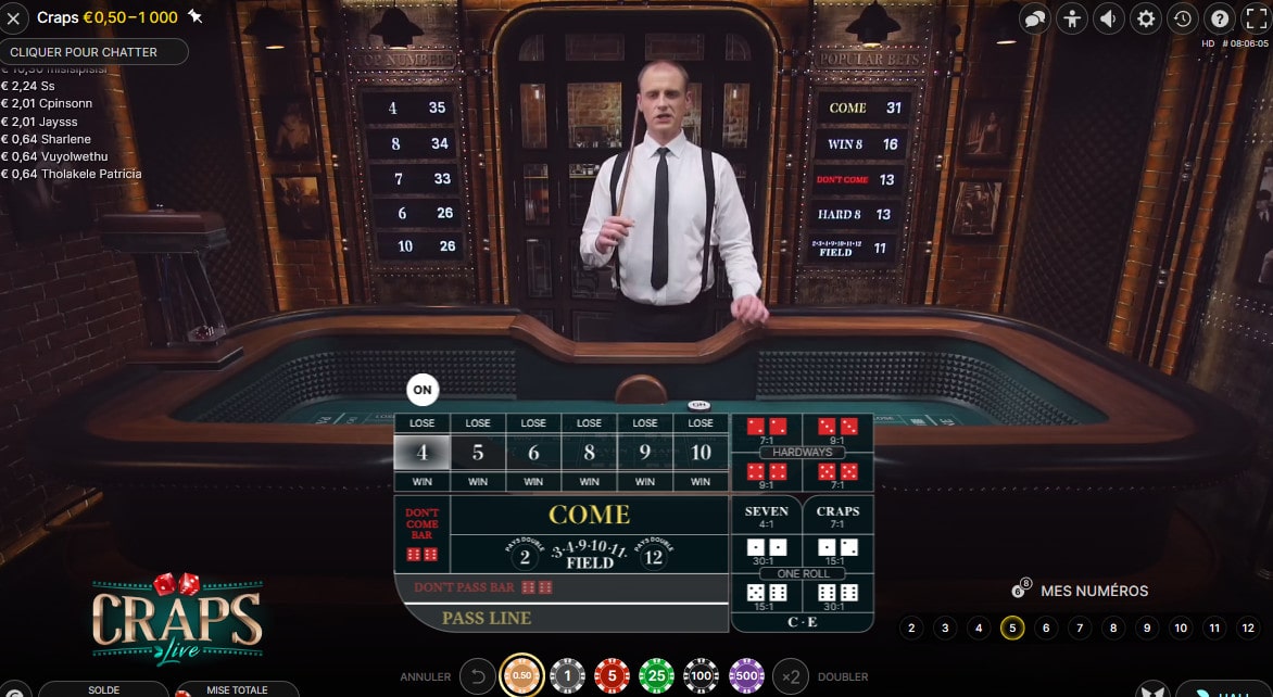 Le croupier avec son Stick sur la table de Craps Live