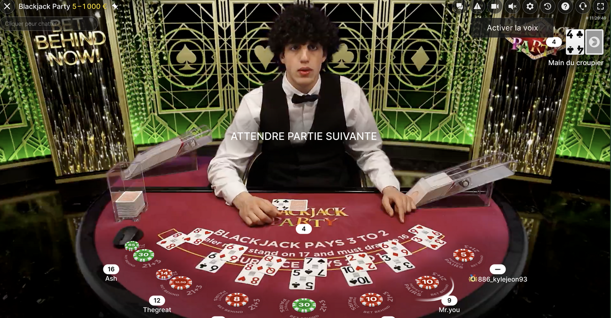 Croupier en direct a la table Blackjack Party