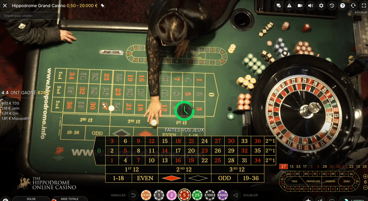 Une croupière donne des Jetons de casino Hippodrome Roulette